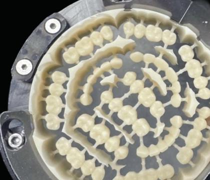 Cyrkon estetyczny i PMMA